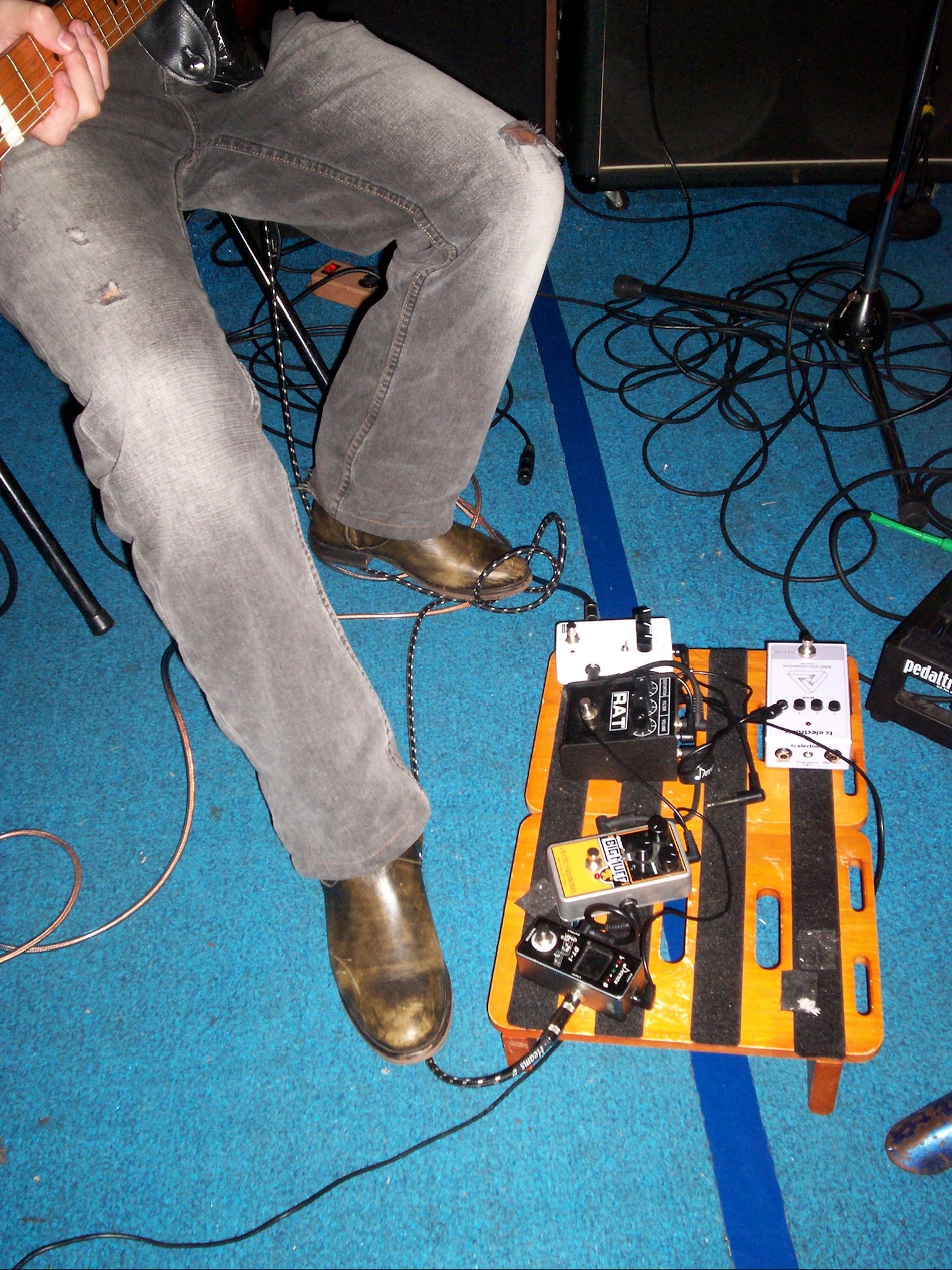 guitar pedals and cables